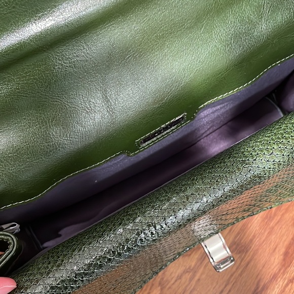 Green vegan leather shoulder purse unique hardware - Picture 6 of 16